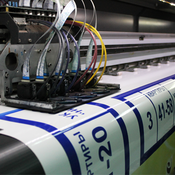 формление витрин и рекламной продукции с помощью самоклеющейся плёнки Oracal